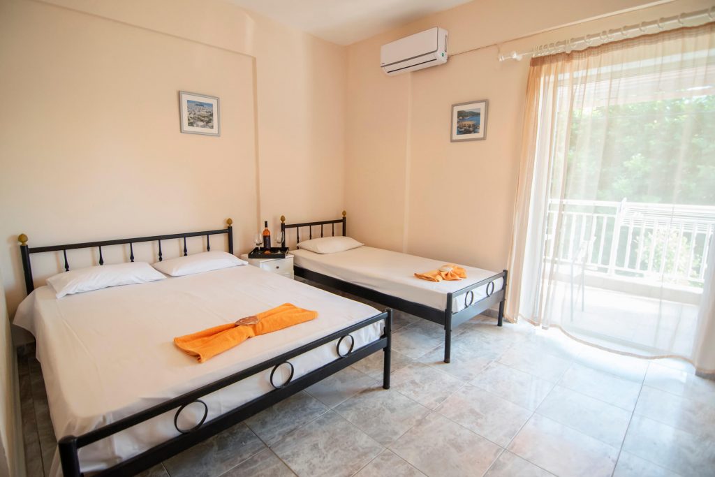 Dafni's Dolphins House Triple Rooms www.dafnisdolphinshouse.gr Vrasna Beach